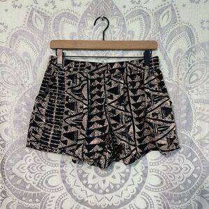 Nice $22 Mossimo Target Tribal Khaki and Black Pull On Womens Shorts Pockets L